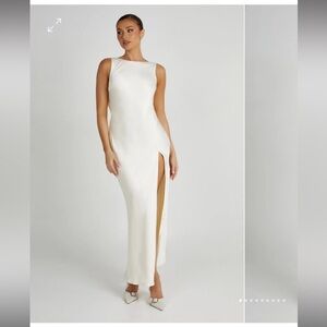 MESHKI GEMIMA DRESS
Satin Maxi Dress With Split - Ivory / SIZE M